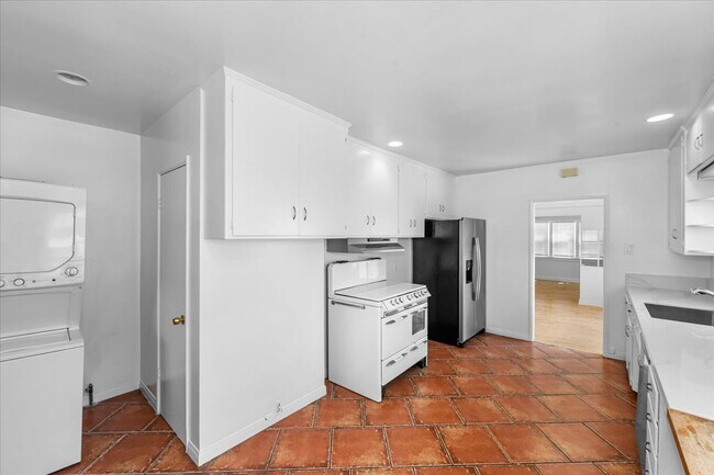 Building Photo - 9059 Carson St