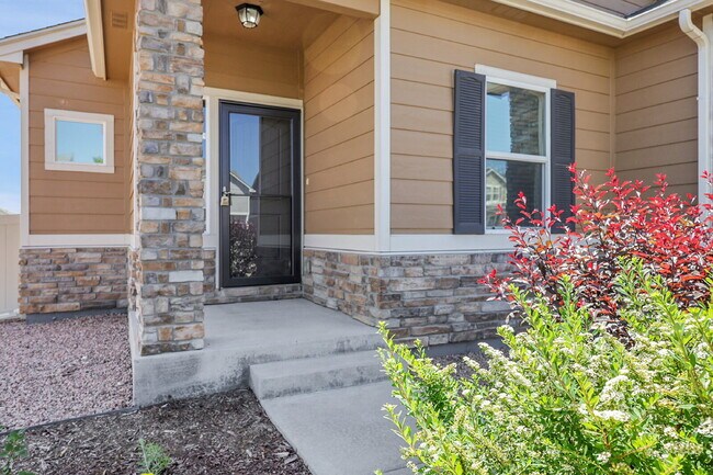 Building Photo - $2,940.95, $300.00 off the first month's rent, 6 Bedrooms, 3 Bathrooms, Single Family Home in Col...