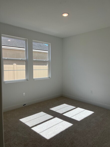 Building Photo - 1840 Vincent Dr