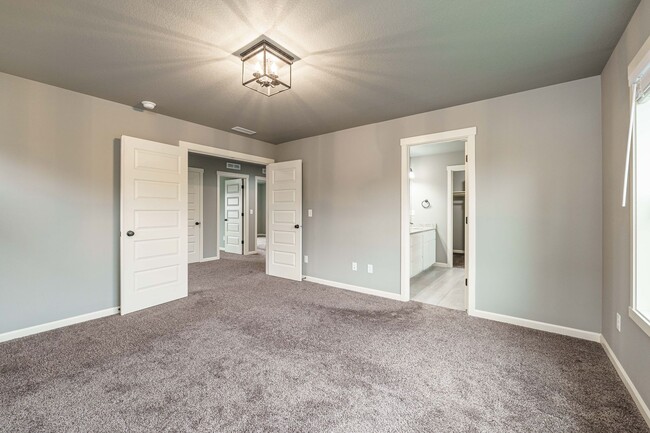 Building Photo - Stunning Salmon Creek Gem for Rent! - 3 Be...