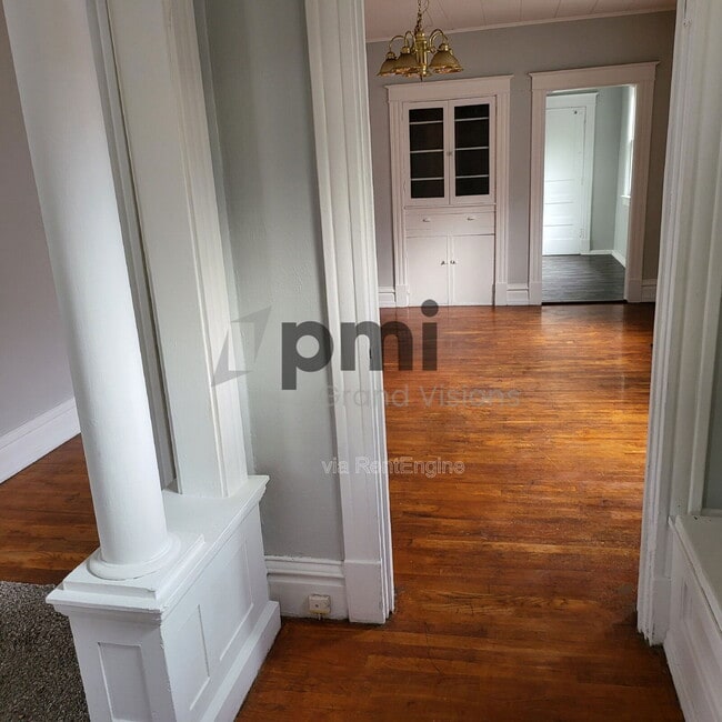 Building Photo - 852 W Waggoner St