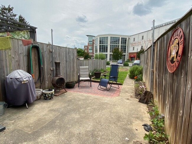 Building Photo - Charming two level row house in downtown Frederick available now!