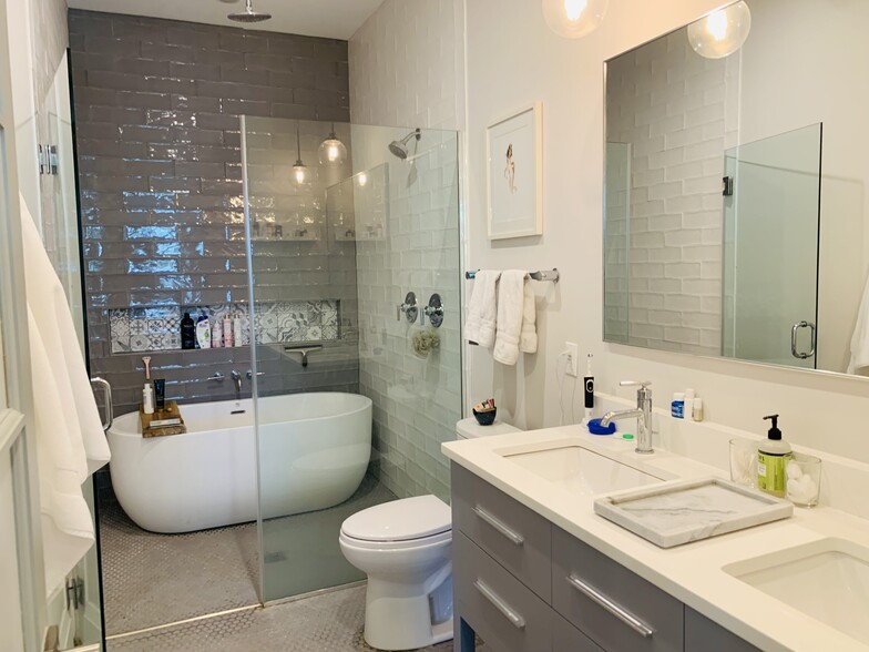 1st Full Bath - En Suite - 725 11th St NE