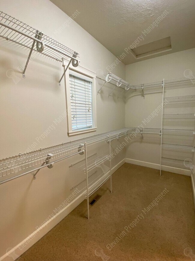 Building Photo - 3-BR 2-BA Boyd Acres Beauty