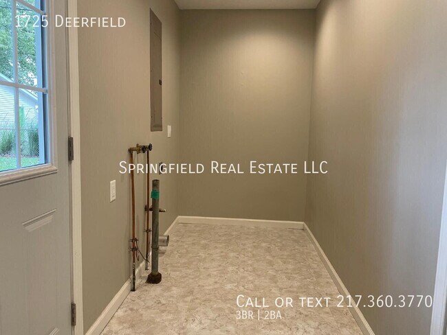 Building Photo - 1725 Deerfield-