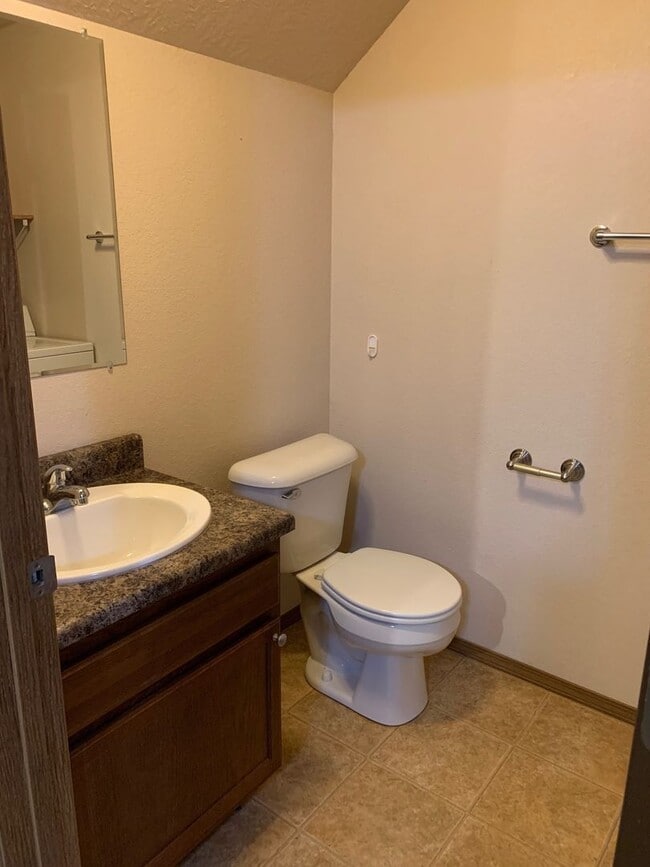 Building Photo - 301 Arianna Pl