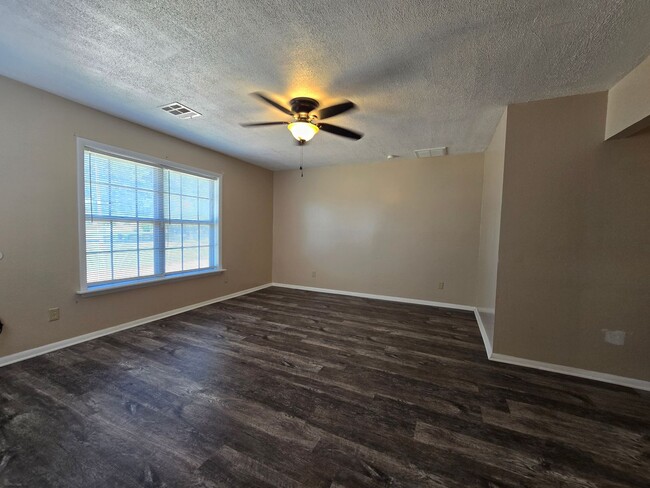 Building Photo - 400 S Cash
