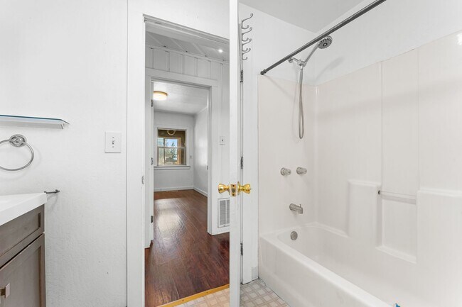 Building Photo - 405 - BEAVER DUPLEX