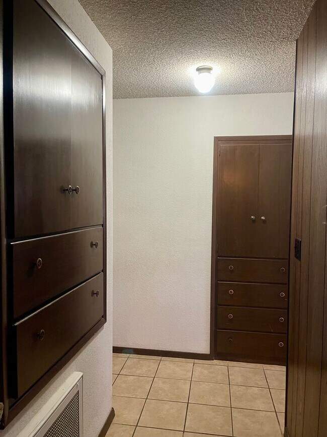 Building Photo - CHARMING 3 BED 2 BATH HOUSE WITH NEW HVAC, ROOF & LARGE FENCED BACKYARD