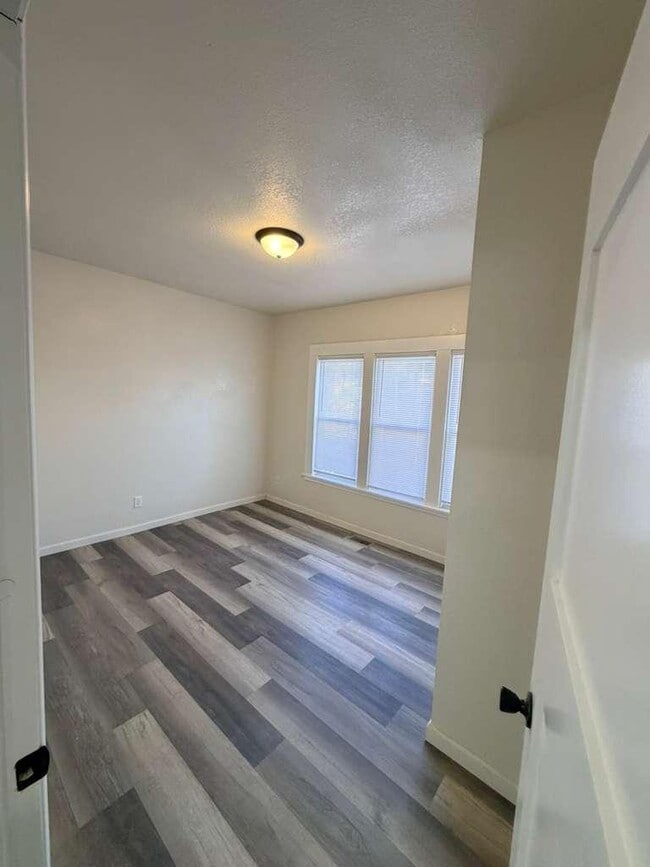 Building Photo - 653 W Bruce St