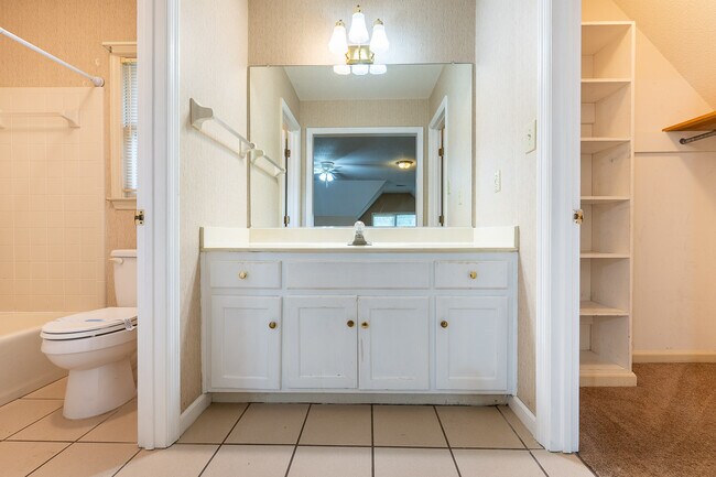 Building Photo - 4135 Knollcrest Cir N