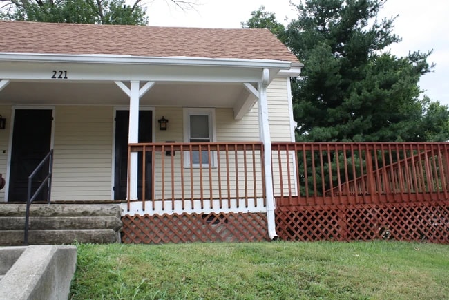 Building Photo - 221 E 10th St