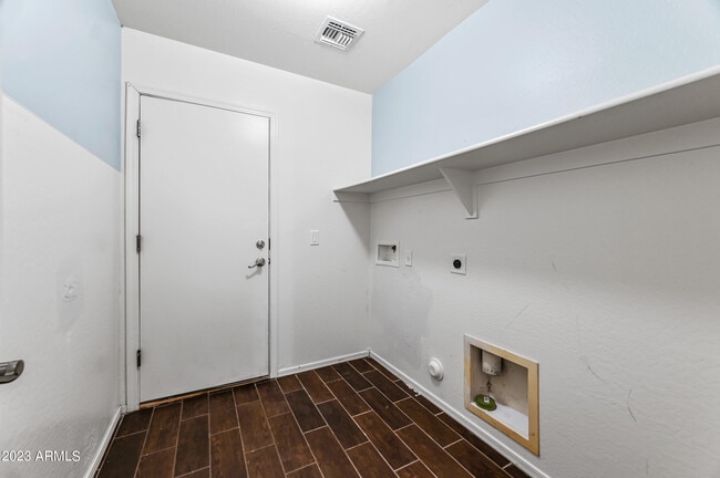 Building Photo - 41284 W Cahill Dr