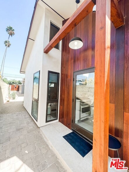 Building Photo - 3836 1/2 Seneca Avenue Unit