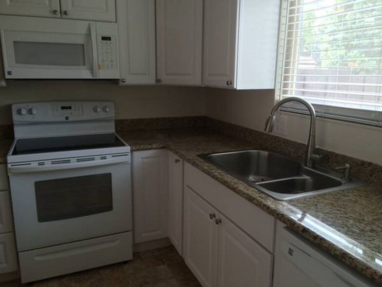 Building Photo - 1846 Primavera Dr