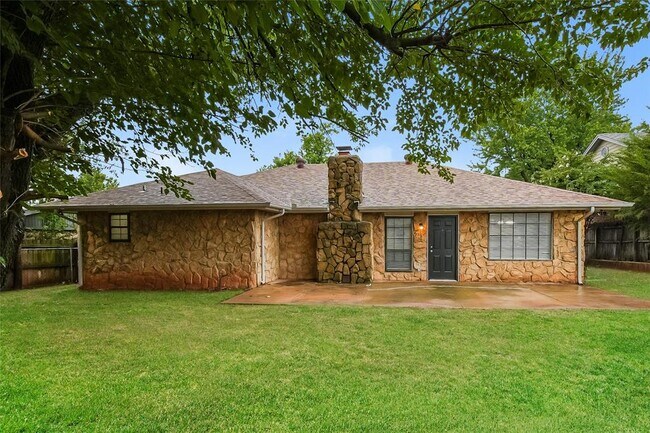 Building Photo - 9900 S Hillcrest Dr