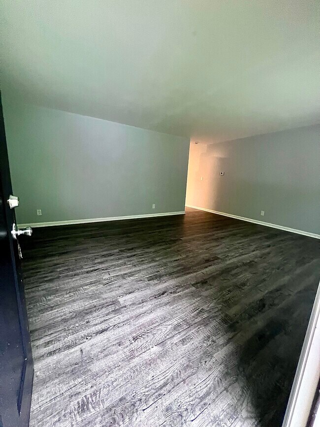 Building Photo - 153 Hanstein Pl