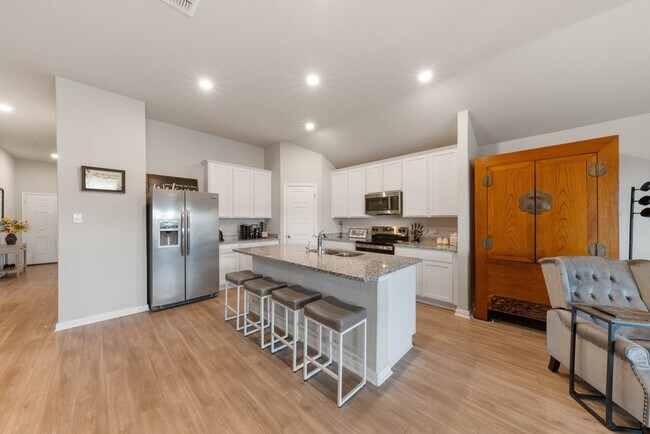 Building Photo - Stylish 3-Bed Home with Island Kitchen, Private Patio & Fenced Yard in Seguin