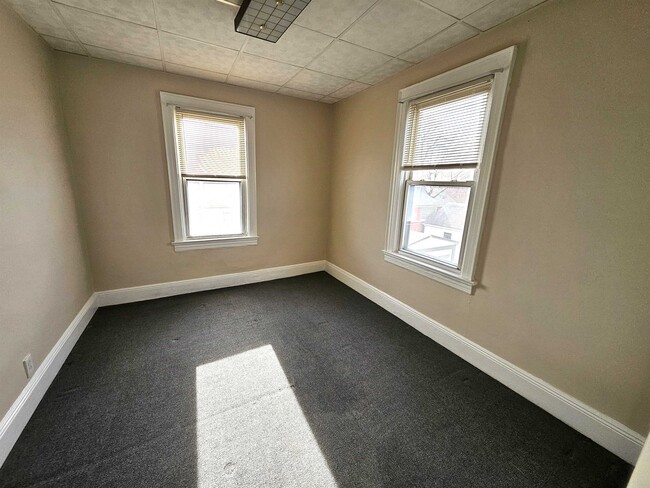 Building Photo - 726 5th St