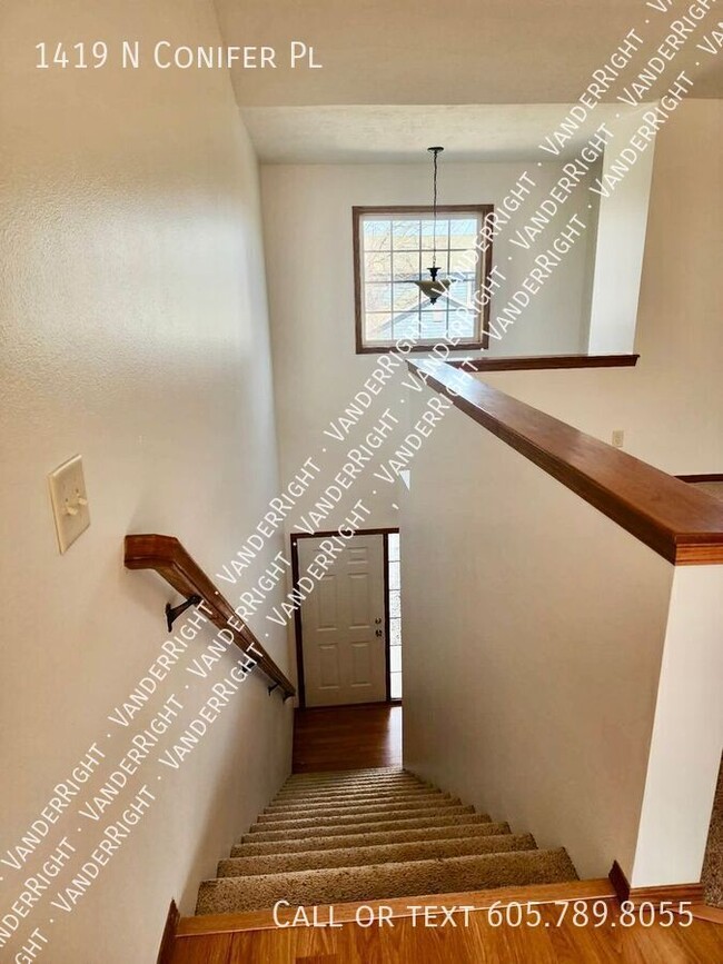 Building Photo - 1419 N Conifer Pl