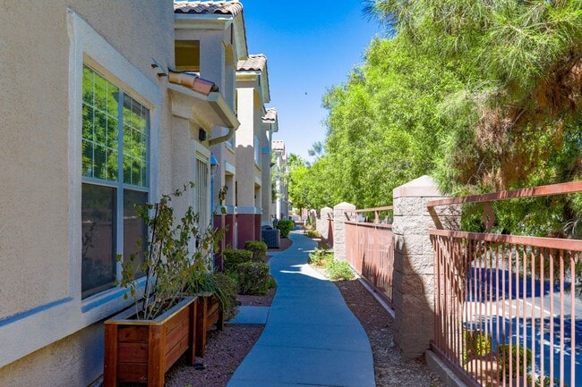 Building Photo - 3 Bedroom North Las Vegas Condo Convenient...