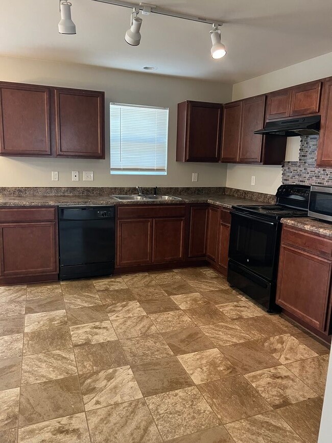 Building Photo - 3 bedroom, 2.5 bath home in Longs!