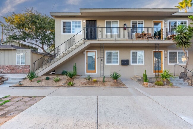 Building Photo - Stylishly Remodeled 1 Bed/1Bath in Crown P...