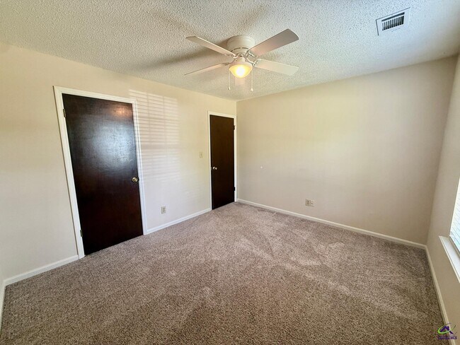 Building Photo - 104 Water Dr