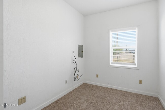 Building Photo - 8929 Robert Dr