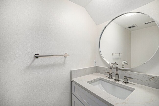 Building Photo - 1 Bed 1.5 Bath, 1 Car Attached Townhome in...