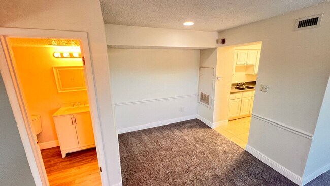 Building Photo - Cozy Casselberry Condo Available - Move In Before the Holidays!