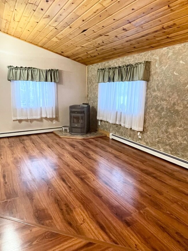 Building Photo - Large 4 Bd, 3 Bath House for Rent in North Pole!