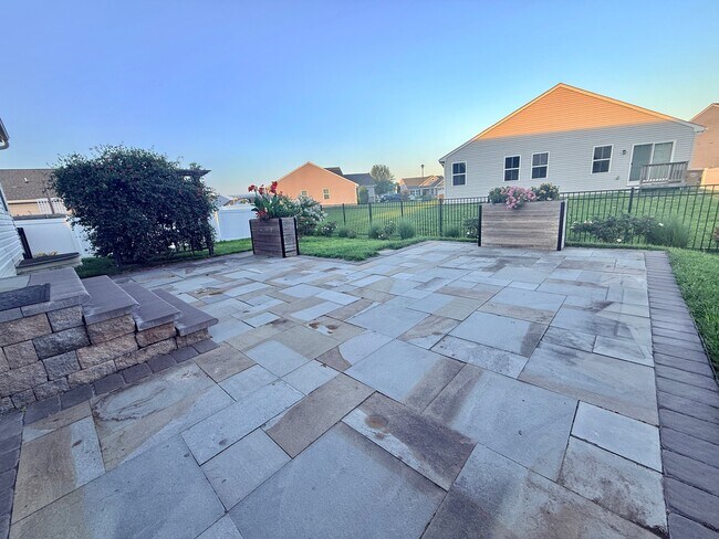 Building Photo - 7451 Pinwheel Dr