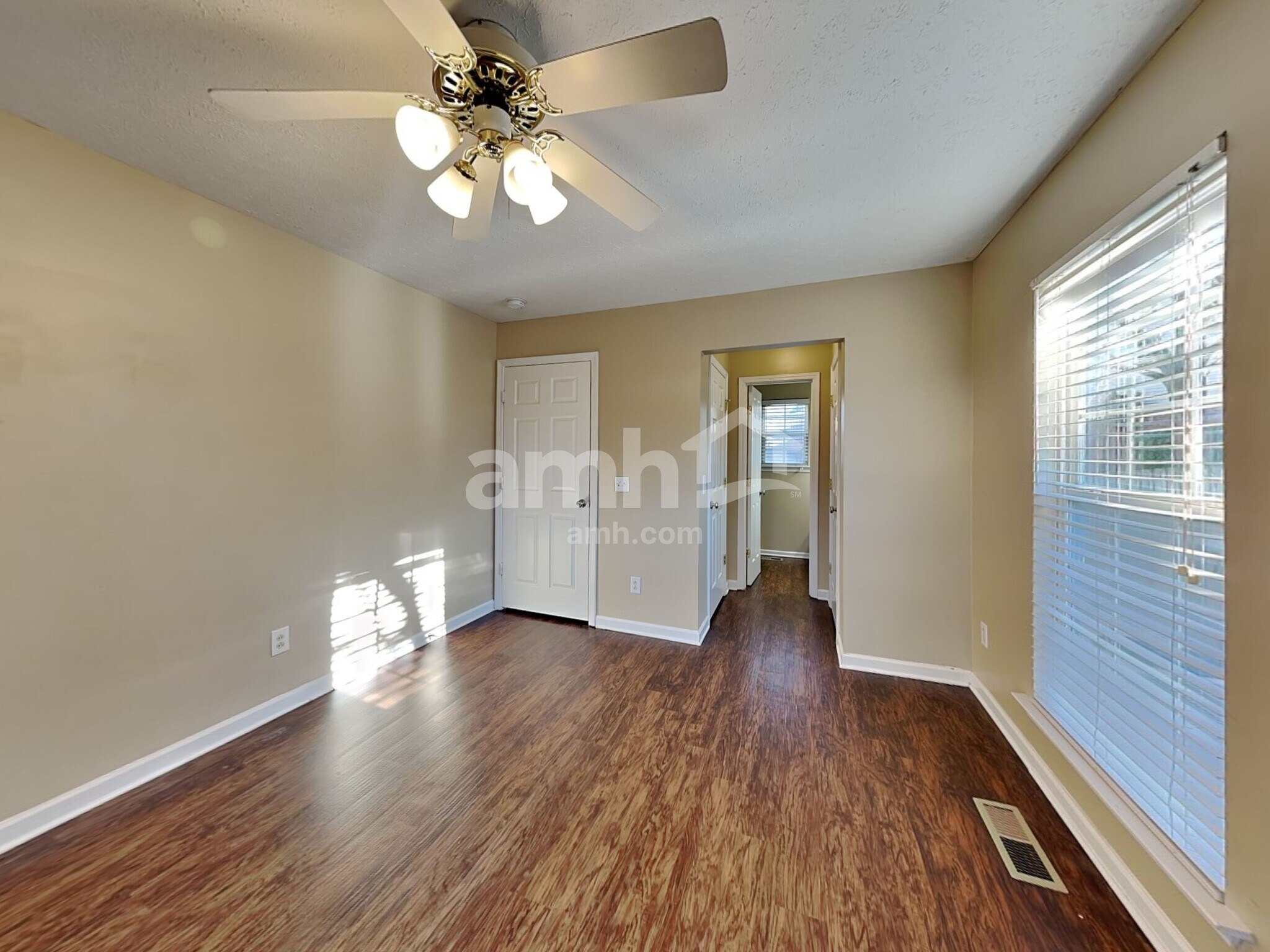 Building Photo - 280 Iris Dr