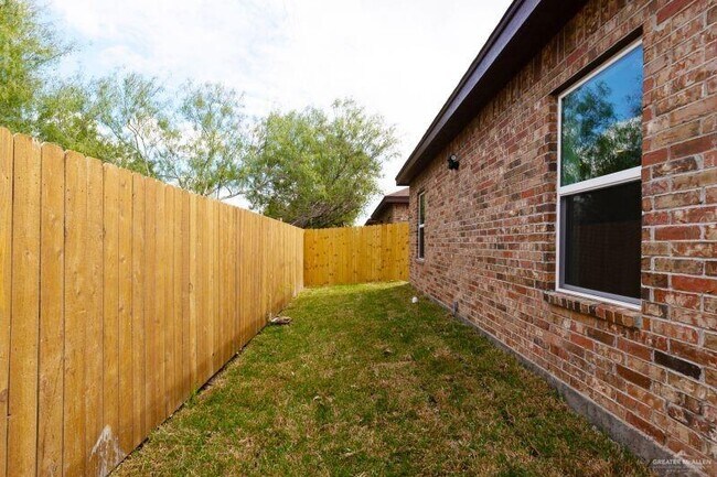 Building Photo - 3911 Valeria St