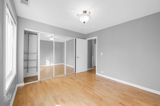 Building Photo - 2 Bedroom 1 Bath Ranch Style Home located in Quincy Park in Prospect Heights!