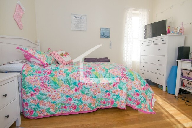 Building Photo - Nicely renovated 4 bed 2 bath unit in a prime spot in Brookline!