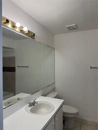 Building Photo - 1924 Lake Atriums Cir