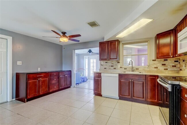 Building Photo - 3041 Huntington Rd