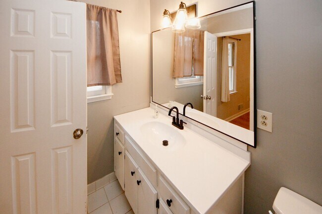 Building Photo - 1424 Shadowbrook Dr