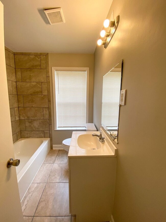 Building Photo - Large 3 bed, 2 bath home near Raines and I...