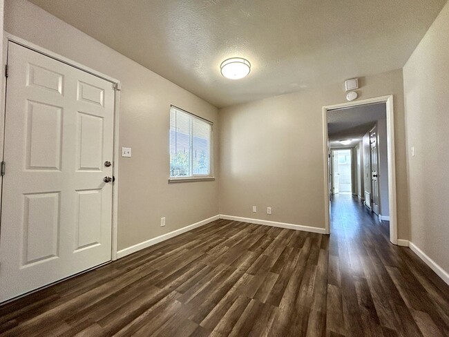 Building Photo - Beautifully updated 4 bedroom located in R...