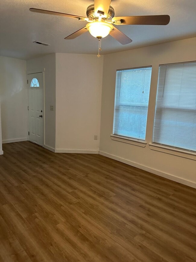 Building Photo - Cute 3 bedroom, 2 bath townhome with Community Pool in Boise