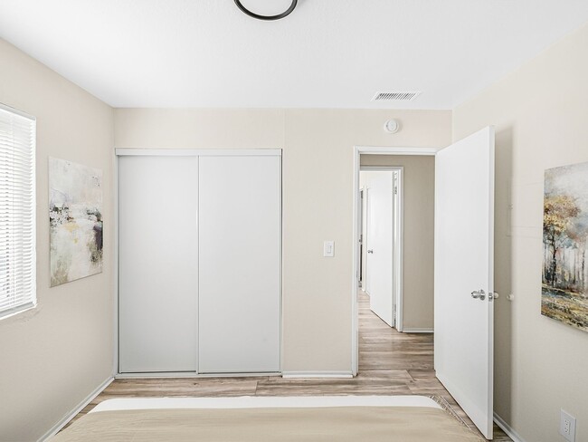 Building Photo - 1005 E Ave R