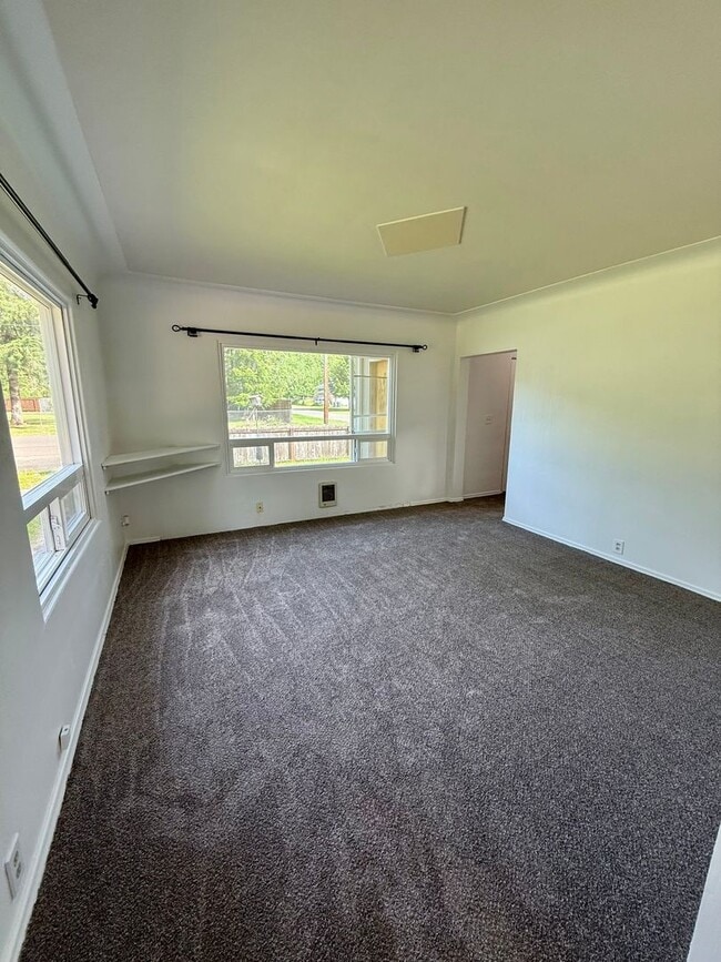 Building Photo - 3 bed 1 one bath house with yard