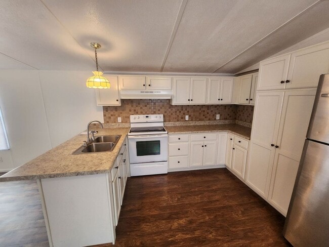 Building Photo - 3 bedroom mobile home