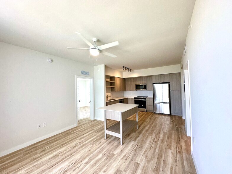 Building Photo - 512 SW 4th Ave