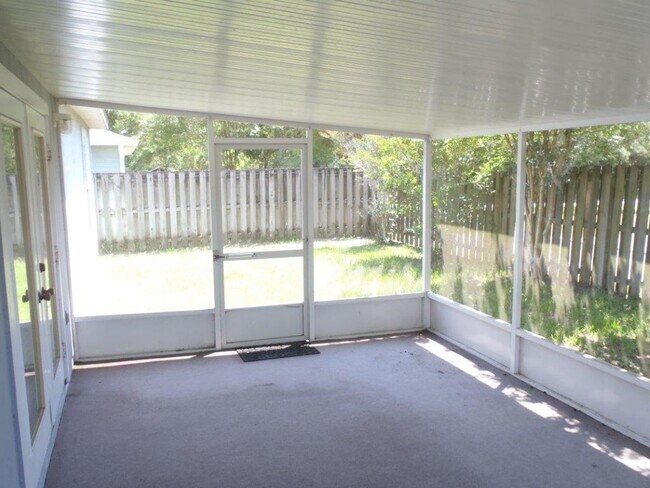 Building Photo - * PRICE DROP * 2/2 House with Garage in Pa...