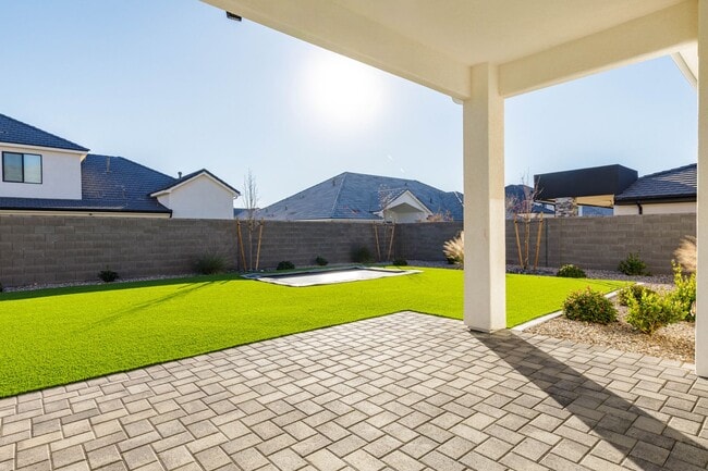 Building Photo - 6 bed / 4 bath / 3 car garage custom home in Pecan Valley