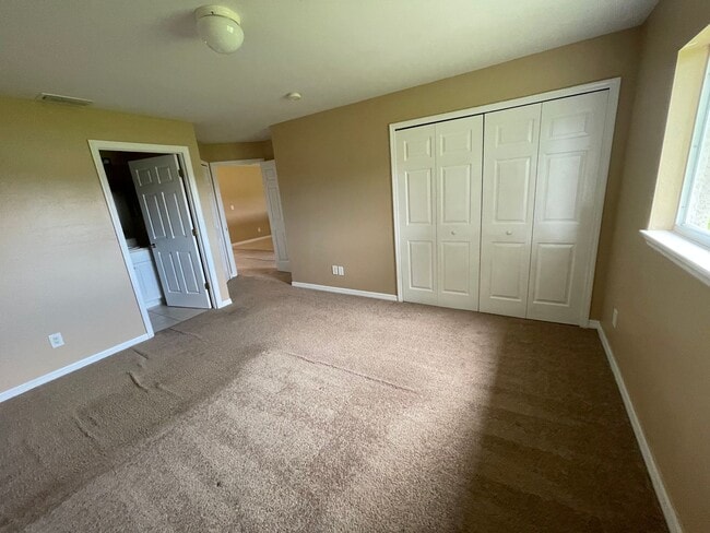 Building Photo - Nice 2 Bed plus a Den!, 2 Bath with a 1 Car Garage.